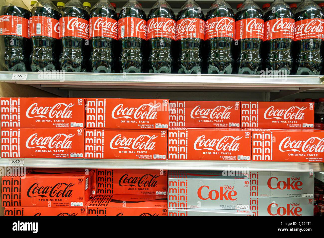 Miami Beach Florida, Publix tienda de comestibles supermercado mostrar venta estantes dentro de estantes interiores, productos Coca Cola refrescos cola soda Foto de stock