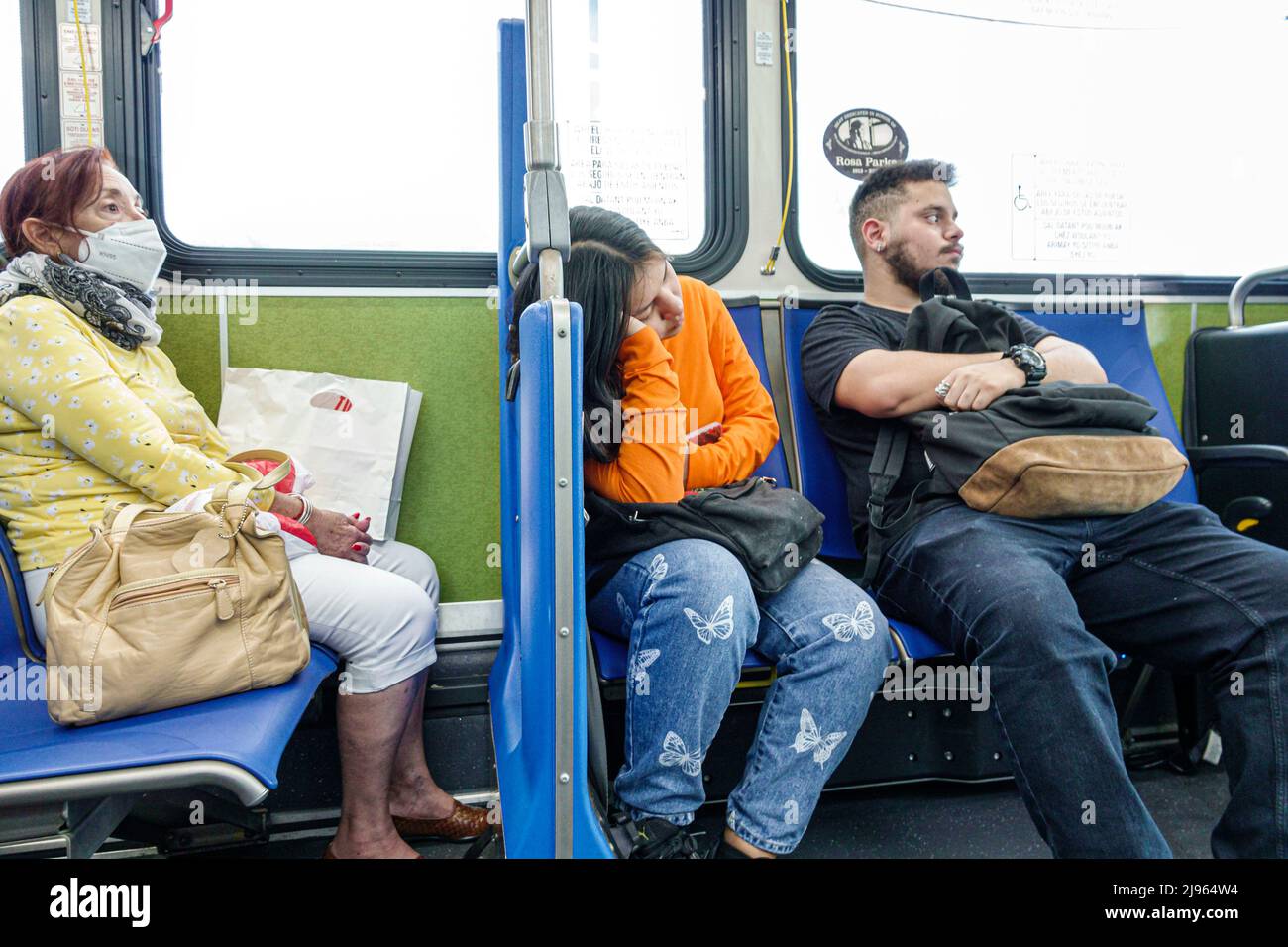 Miami Beach Florida, Miami-Dade Metrobus transporte público dentro del autobús interior, adolescente hispana durmiendo siestas pasajeros Foto de stock