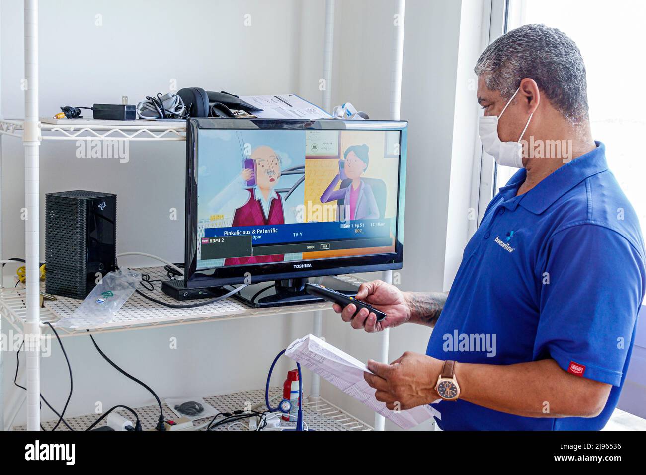 Miami Beach Florida, instalador de televisión por cable reparador técnico de reparación de instalación de hombre hispano, hombre Foto de stock