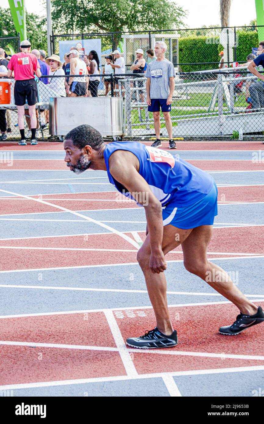 Fort Ft. Lauderdale Florida, Ansin Sports Complex Track & Field National Senior Games, Negro hombre masculino línea de inicio de carrera competidor Foto de stock