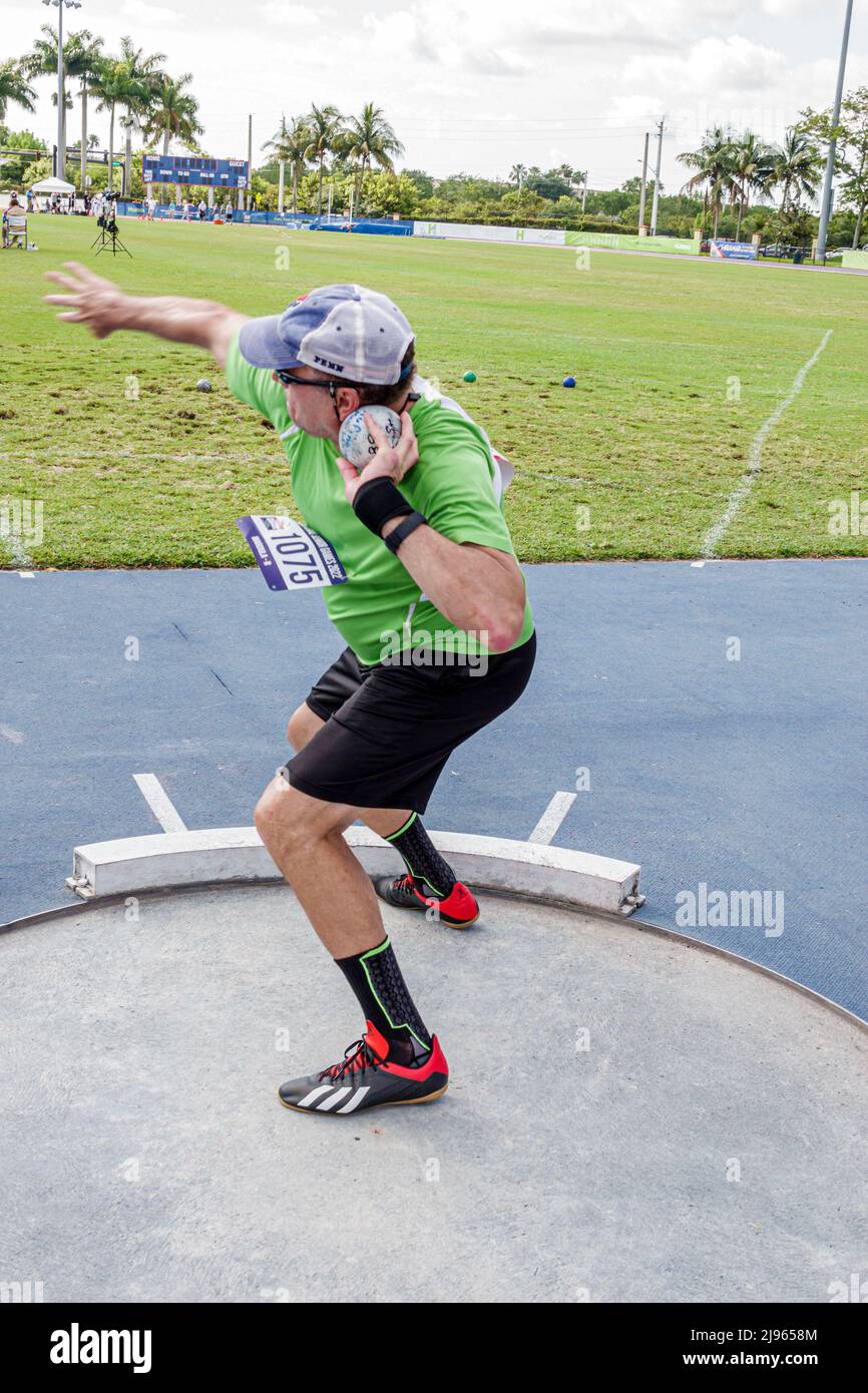 Fort Ft. Lauderdale Florida, Ansin Sports Complex Track & Field National Senior Games, hombre masculino competidor que compite con lanzar tiro puesto Foto de stock