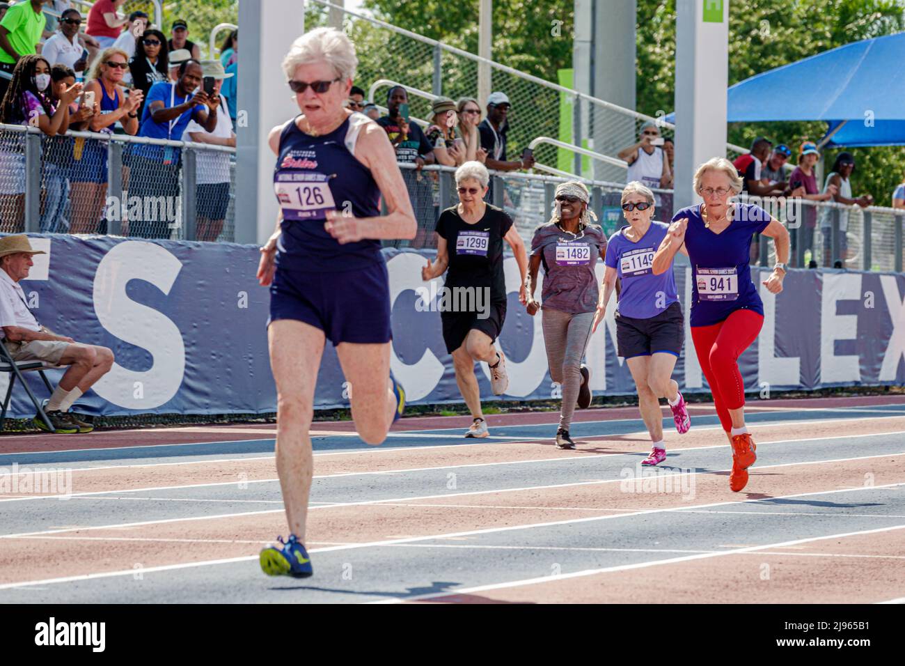 Fort Ft. Lauderdale Florida, Ansin Sports Complex Track & Field National Senior Games, mujeres mayores corredores corriendo competidores que compiten 100m 1 Foto de stock