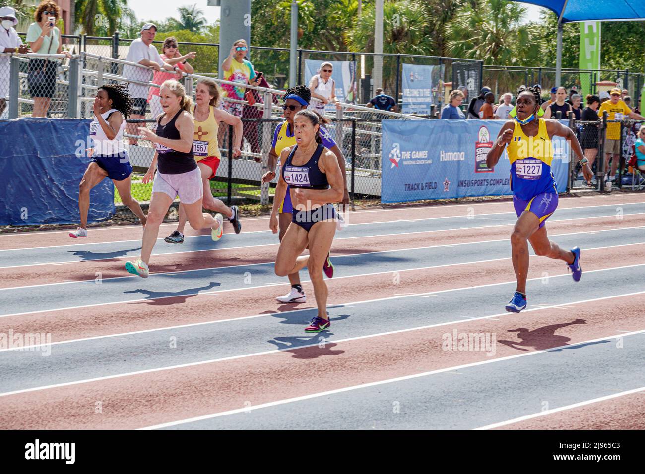Fort Ft. Lauderdale Florida, Ansin Sports Complex Track & Field National Senior Games, mujeres mayores Negro corredores corriendo competidores que compiten Foto de stock