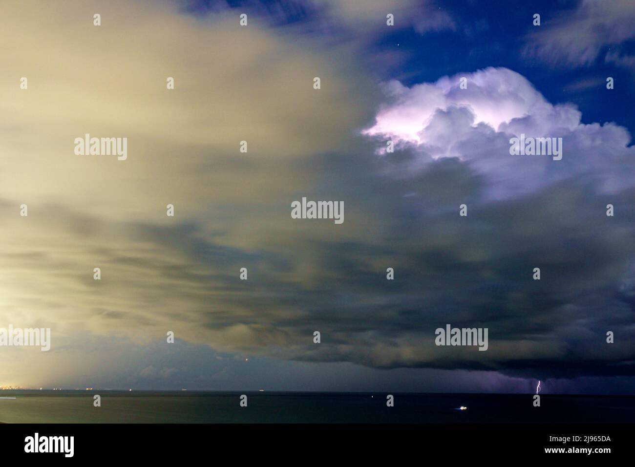 Miami Beach Florida, relámpagos pernos rayas nubes tormenta noche, sobre el Océano Atlántico Foto de stock