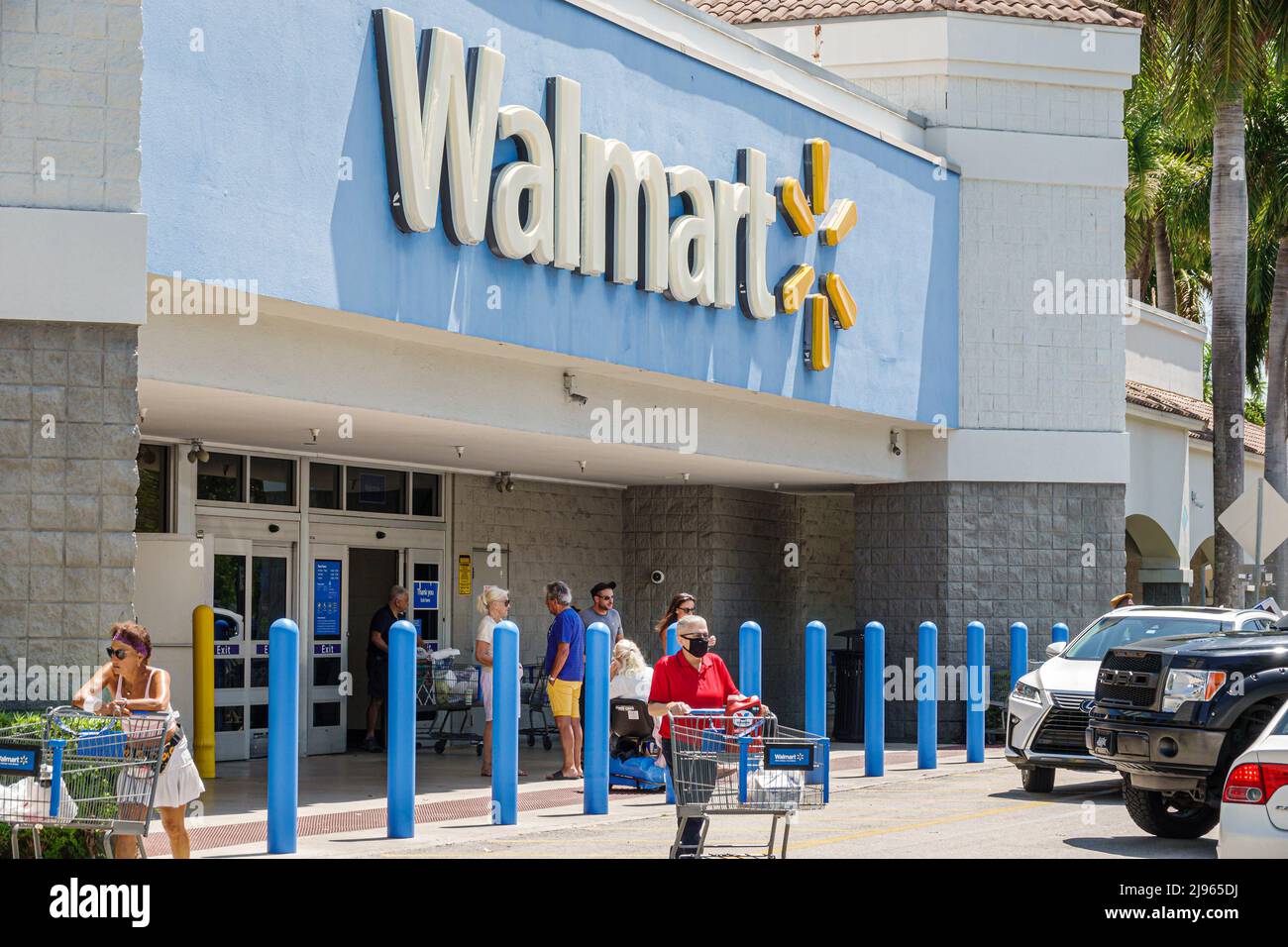 Miami Florida, Walmart, entrada a grandes almacenes con descuento fuera de las tiendas exteriores Foto de stock