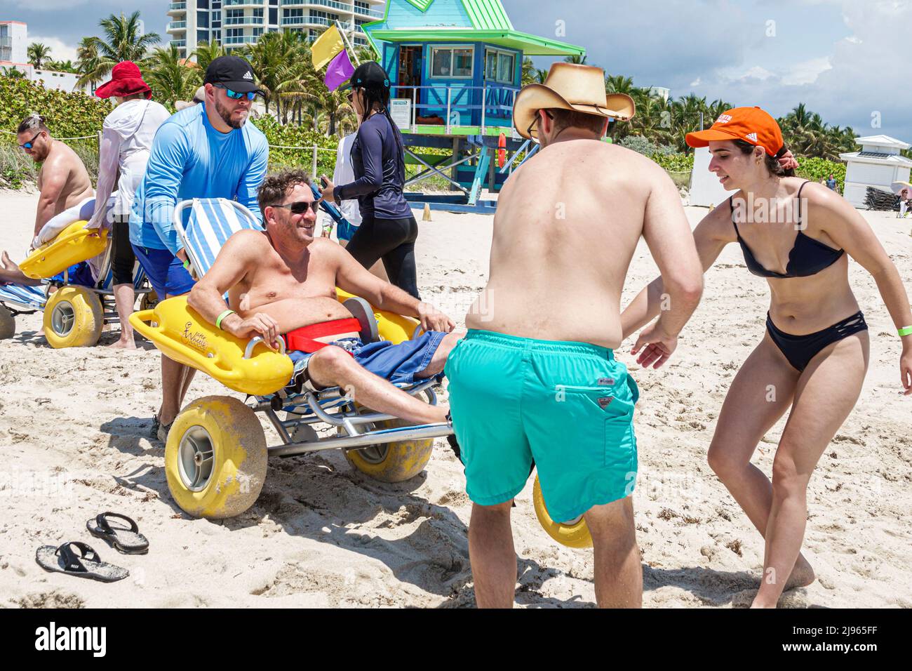 Miami Beach Florida, Sabrina Cohen Adaptive Beach Day, discapacitados necesidades especiales ruedas de agua para discapacitados, silla de ruedas flotante, hombre hispano mujer masculina Foto de stock