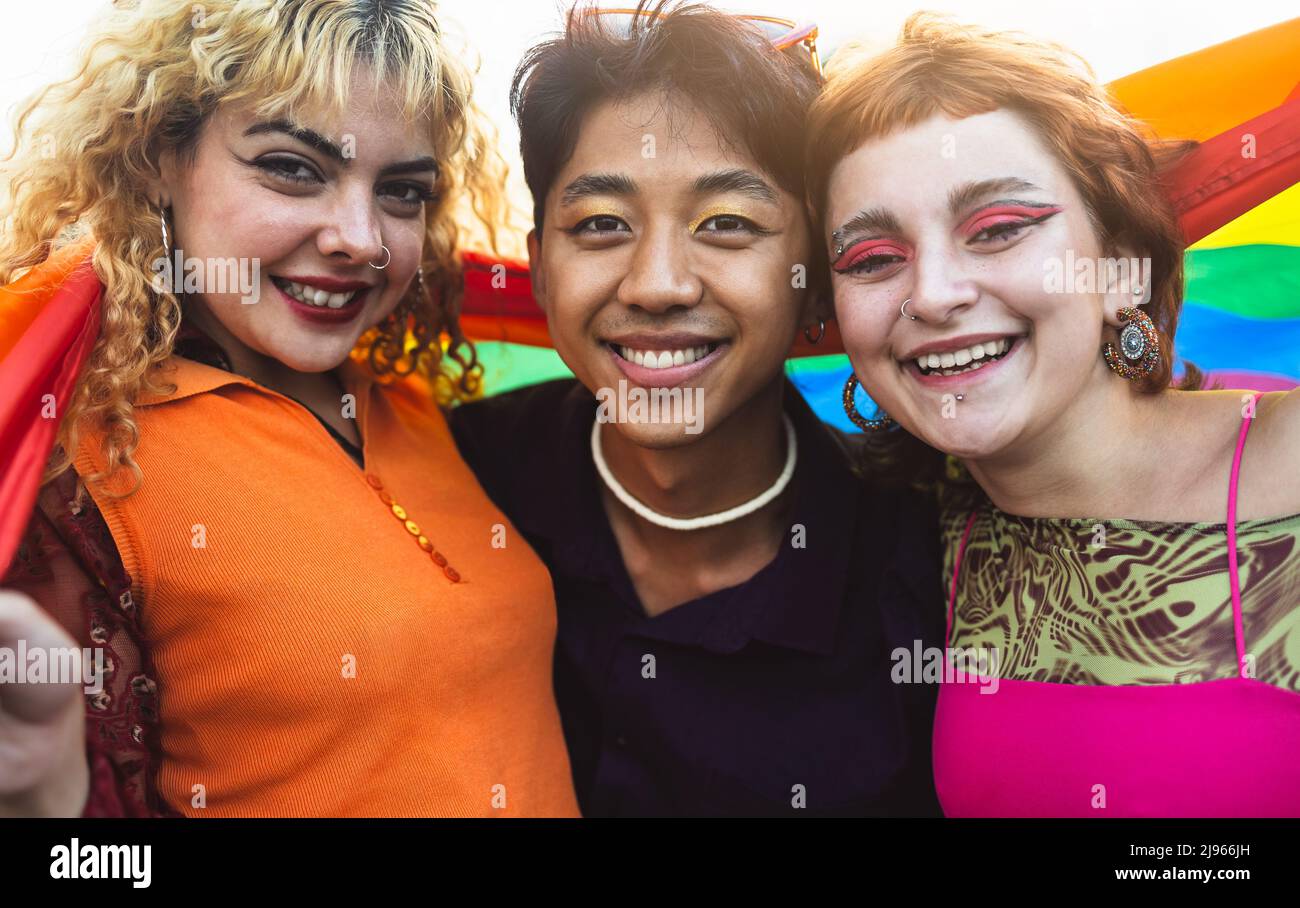 Felices amigos gay Diviértete juntos durante el festival del orgullo - LGBT y el concepto de estilo de vida de la gente joven Foto de stock