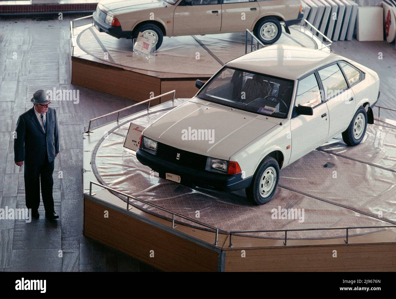 Moscú Auto showroom durante los últimos meses de la Unión Soviética. Un hombre mira el nuevo Moskvitch-2141 soviético, conocido como el Aleko. La tracción delantera 2141 fue creada por diseñadores rusos y franceses y producida en la fábrica Moskvitch de Moscú desde 1986 hasta 1997. Foto fecha 16/05/1991. Foto de stock