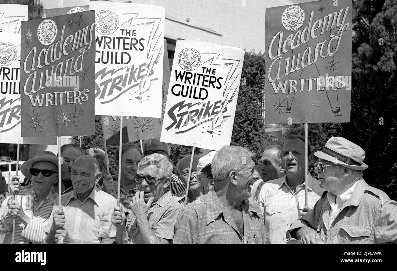 Miembros del Gremio de Escritores incluyendo Billy Wilder (extremo derecho) en huelga en Hollywood, CA, 1981 Foto de stock
