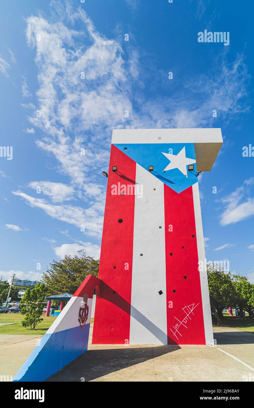 Alfombra Peluquero Educación Bandera puertorriqueña en una torre de vigilancia de hormigón en Las  Croabas Fajardo, Puerto Rico Fotografía de stock - Alamy