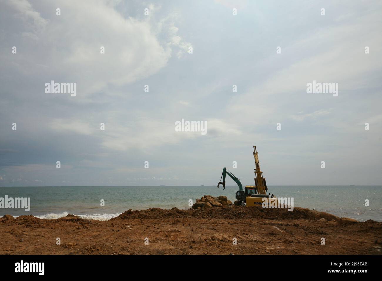 Una excavadora en un proyecto de paisajismo de playa en Padang, West Sumatra, Indonesia. Foto de stock