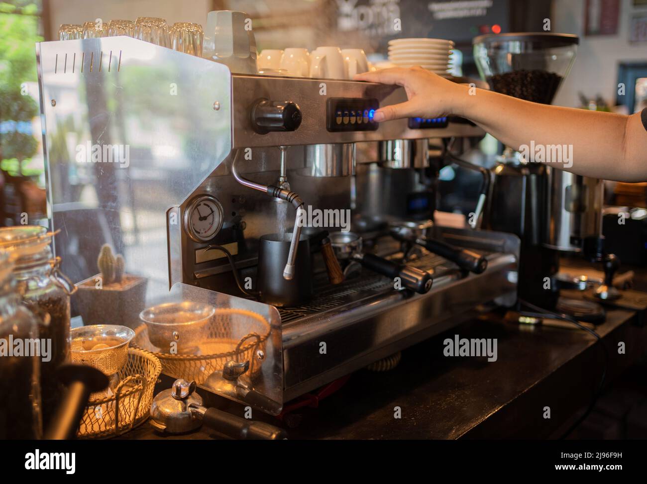 Cafetera, portafiltro con café, útil como fondo para barista, bar, cafetería  Fotografía de stock - Alamy