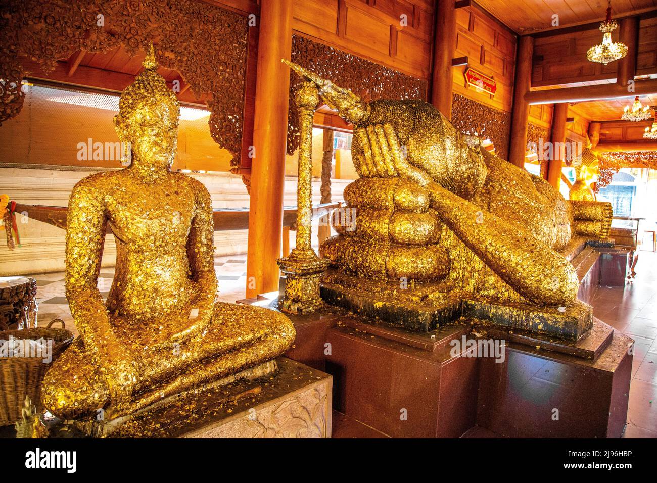 Wat Phra Non Chak Si Worawihan o Wat Phra Non Chakkrasi Worawihan, gran Buda reclinado, en Sing buri, Tailandia Foto de stock