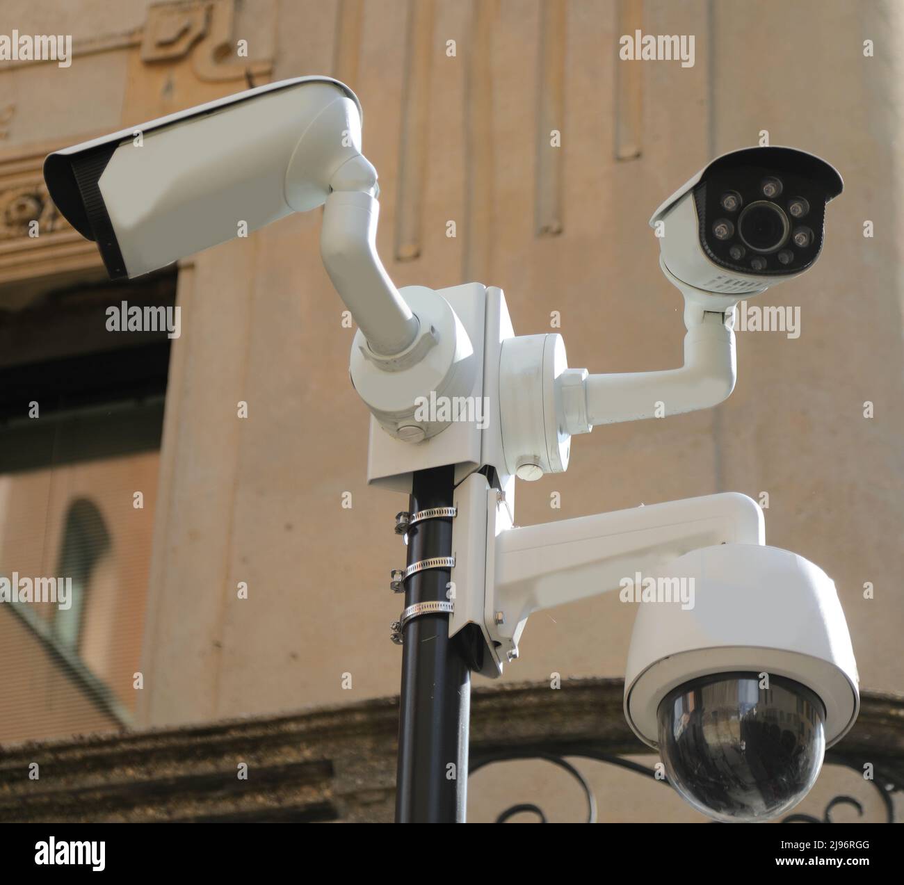 tres cámaras de alta definición para vigilancia por video por parte de la  policía de la ciudad para evitar actos de vandalismo y actos ilegales  Fotografía de stock - Alamy