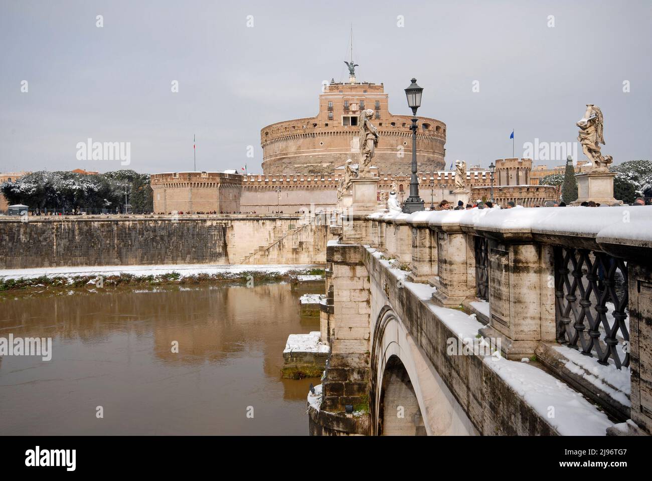 Vista del Castel Sant'Angelo (Mausoleo de Adriano) e ponte Sant'Angelo (puente de Sant'Angelo) con nieve el 2012 de febrero, Lazio, Italia Foto de stock