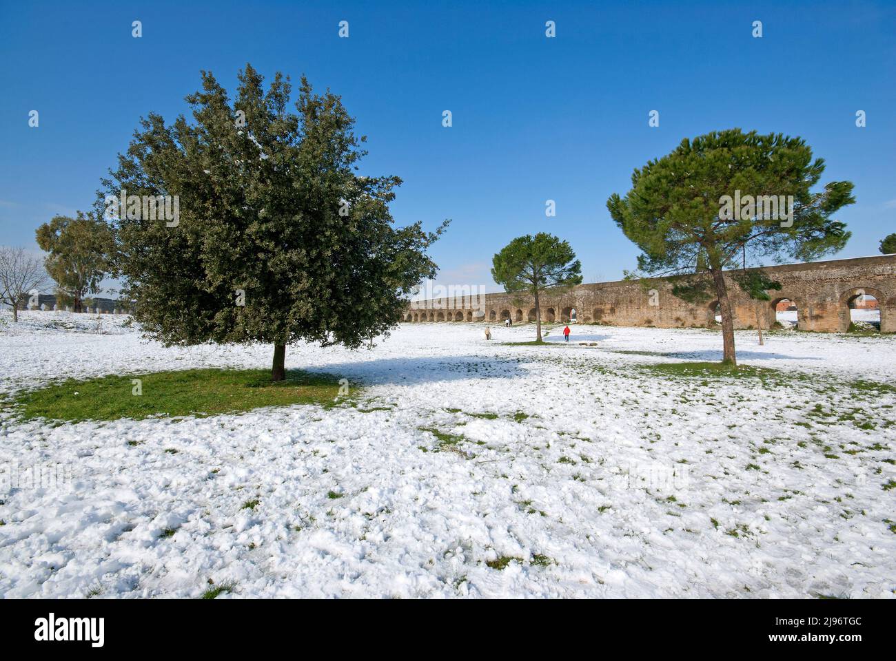 Parque de los Acueductos con nieve, Acueducto Felice (Parco degli Acquedotti), Roma, Lazio, Italia Foto de stock
