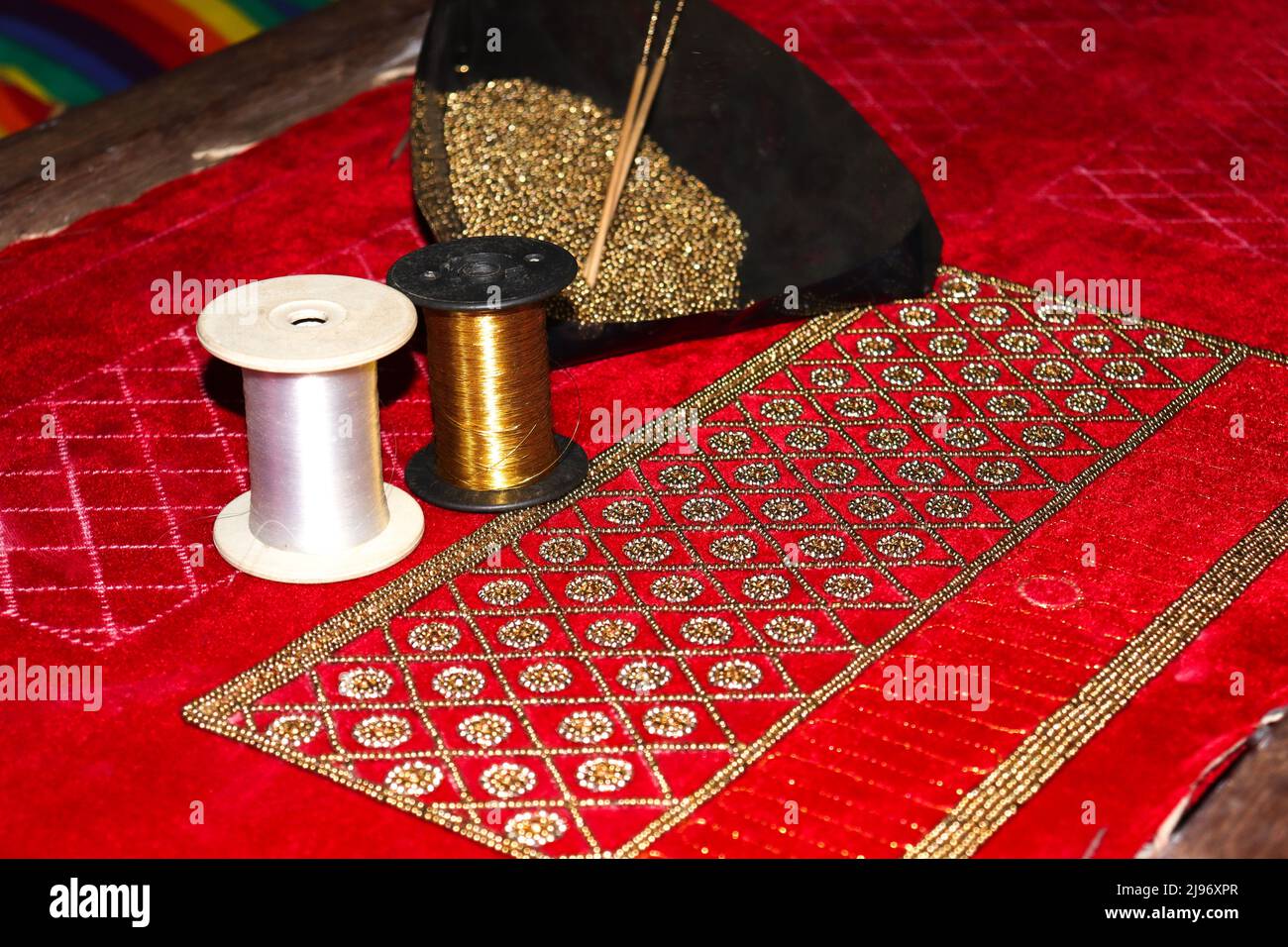 creación de shari con aguja de mano y mano e hilo de nylon e hilo de seda  Fotografía de stock - Alamy