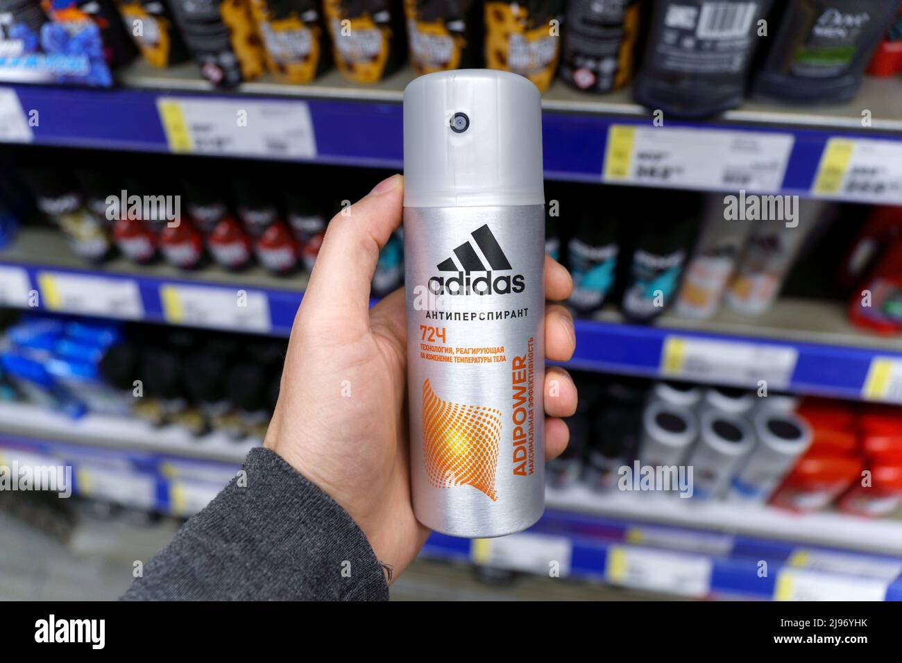 Tyumen, Rusia-11 de mayo de 2022: Botella de desodorante marca adidas.  Producto antitranspirante adidas mostrado en el supermercado Fotografía de  stock - Alamy