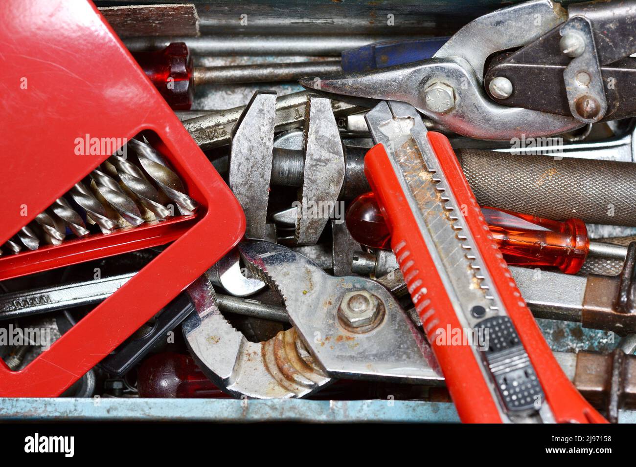 Herramientas de construcción y medición. Colección de herramientas antiguas  sobre un fondo de madera. El concepto de trabajos de reparación y  construcción. Herramientas viejas y oxidadas Fotografía de stock - Alamy