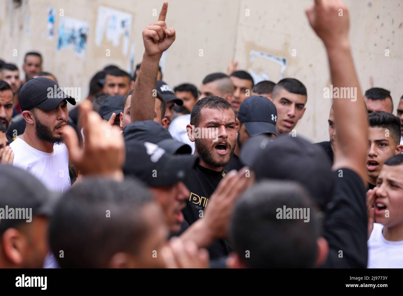 Los lamentadores participan en el funeral del militante palestino Amjad Al Fayed, que fue asesinado en enfrentamientos durante una incursión israelí, en Jenin, en la Ribera Occidental ocupada por Israel, el 21 de mayo de 2022. REUTERS/Raneen Sawafta Foto de stock