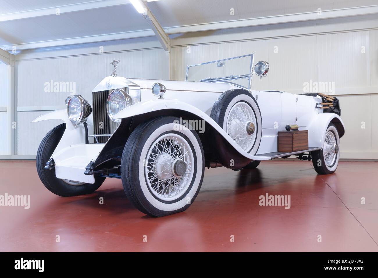 GALDAMAS, ESPAÑA-8 DE AGOSTO de 2021: 1926 Rolls-Royce Phantom i Cabrio DHC Aluminio Blanco en Torre Loizaga (Miguel de la Via) Museo del Automóvil Foto de stock