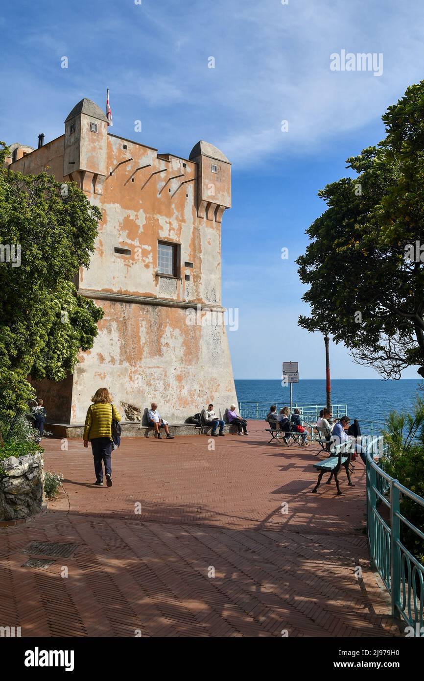 El paseo Anita Garibaldi con la Torre Gropallo (siglo 16th) y los turistas que caminan en primavera, Nervi, Génova, Liguria, Italia Foto de stock