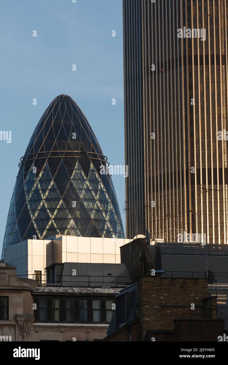 Torre 42 (R) con 30 Saint Mary Ax (L) informalmente conocido como el Gherkin son rascacielos comerciales en la ciudad de Londres, la principal d financiera de Londres Foto de stock