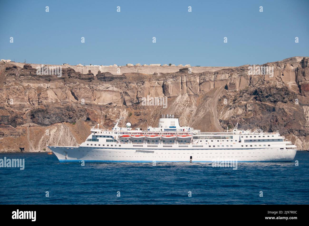 Crucero, transporte de pasajeros frente a la isla de Santorini en Grecia Foto de stock