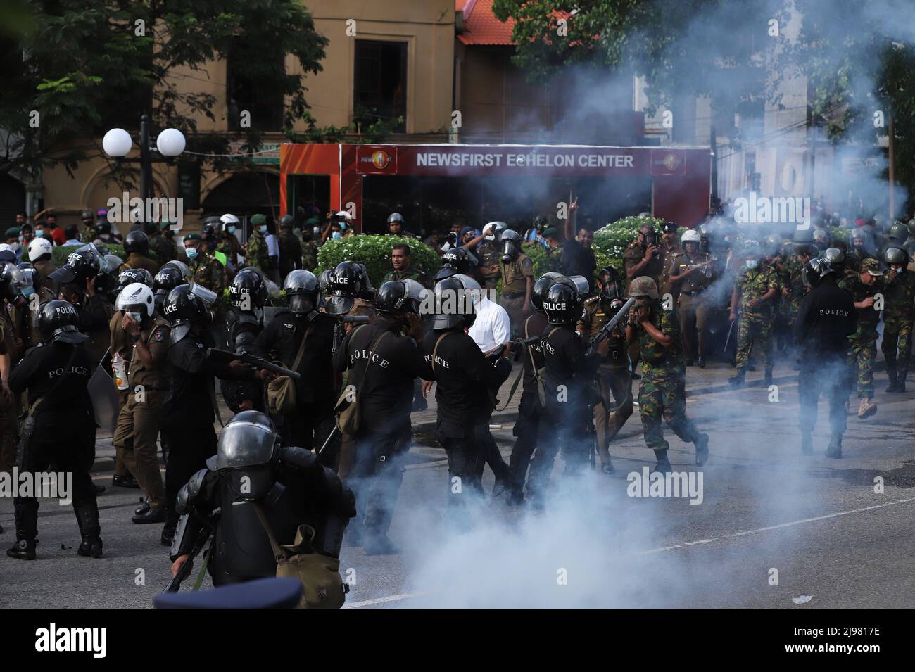 Colombo, Sri Lanka. 19th de mayo de 2022. La unidad de policía antidisturbios utilizó gases lacrimógenos para dispersar a estudiantes universitarios que protestaban cerca de la casa del presidente en Colombo exigiendo la renuncia del presidente Gotabhaya Rajapaksa y del primer ministro Ranil Wickremesinghe el 19 de mayo de 2022. (Imagen de crédito: © Saman Abesiriwardana/Pacific Press via ZUMA Press Wire) Foto de stock