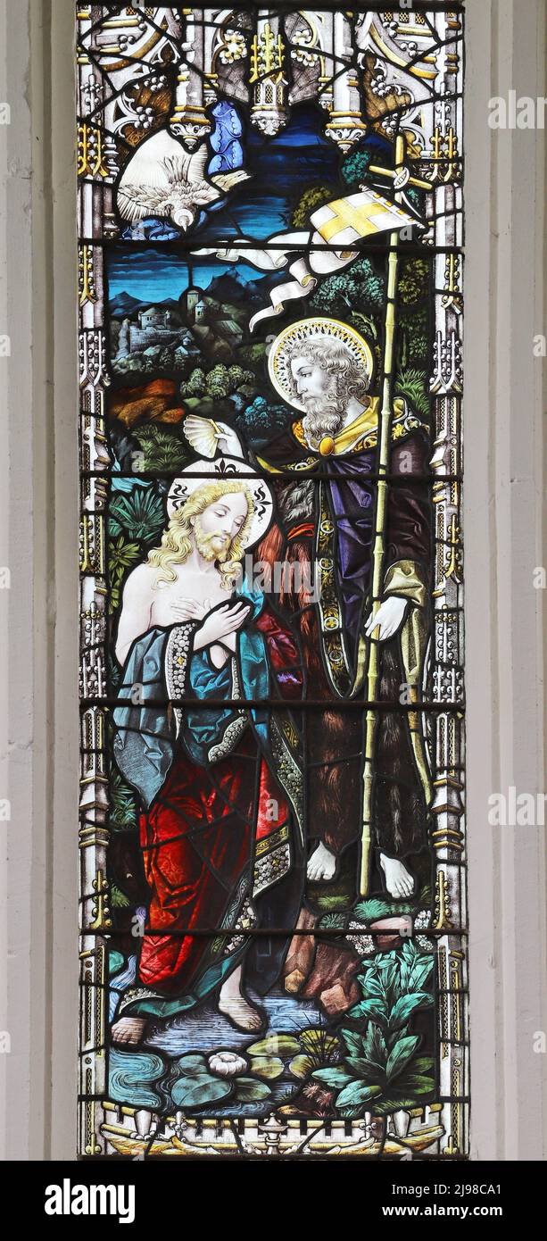 Una vidriera de Percy Bacon & Brothers que representa el Bautismo de Jesús, la Iglesia Maids Moreton, Buckinghamshire Foto de stock
