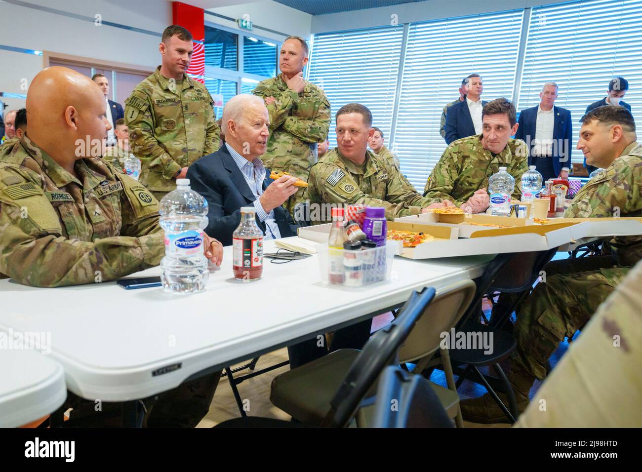 Rzeszow, Polonia. 25 de marzo de 2022. Joe Biden, Presidente de los Estados Unidos, disfruta de un almuerzo con miembros de la División Aerotransportada del Ejército 82nd de los Estados Unidos durante una visita el 25 de marzo de 2022 a Rzeszow, Polonia. Crédito: Adam Schultz/Casa Blanca Foto/Alamy Live News Foto de stock