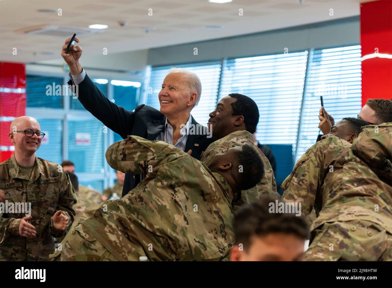 Rzeszow, Polonia. 25 de marzo de 2022. Joe Biden, presidente de los EE.UU., toma un selfie con miembros de la División Aerotransportada del Ejército 82nd de los EE.UU. Durante una visita el 25 de marzo de 2022 en Rzeszow, Polonia. Crédito: Cameron Smith/White House Photo/Alamy Live News Foto de stock