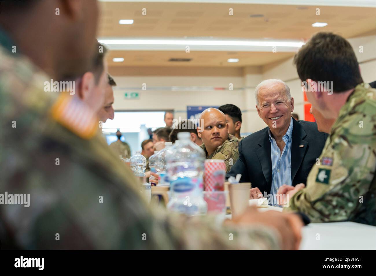 Rzeszow, Polonia. 25 de marzo de 2022. El Presidente de los Estados Unidos, Joe Biden, saluda a miembros de la División Aerotransportada del Ejército de los Estados Unidos 82nd durante una visita el 25 de marzo de 2022 en Rzeszow, Polonia. Crédito: Cameron Smith/White House Photo/Alamy Live News Foto de stock