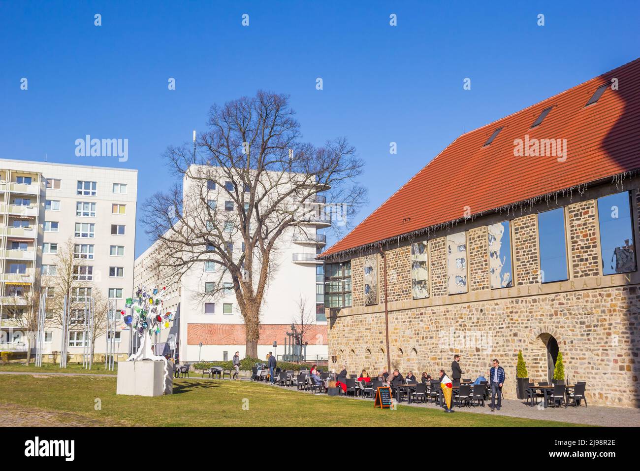 Gente en un café en el monasterio de Magdeburg, Alemania Foto de stock