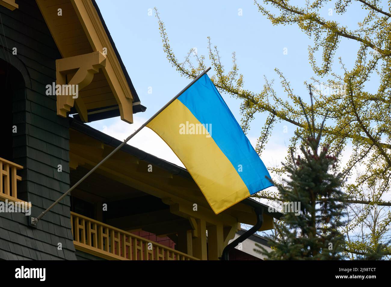 Bandera de Ucrania (bandera ucraniana) volando fuera de una casa en Vancouver, BC, Canadá Foto de stock