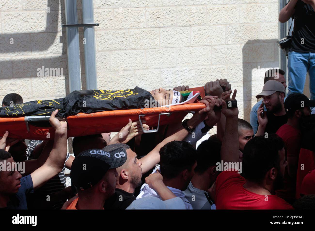 Jenin, Cisjordania, Palestina. 12th de mayo de 2022. (NOTA DEL EDITOR; imagen que representa la muerte).Los hombres de luto y pistoleros del movimiento de la Yihad Islámica llevan el cuerpo del palestino de 17 años, Amjad Al-Fayed, que fue muerto a tiros por el ejército israelí durante una redada en el campamento de refugiados de Jenin, cerca de la ciudad de Jenin, en la Ribera Occidental ocupada. (Imagen de crédito: © Nasser Ishtayeh/SOPA Images via ZUMA Press Wire) Foto de stock