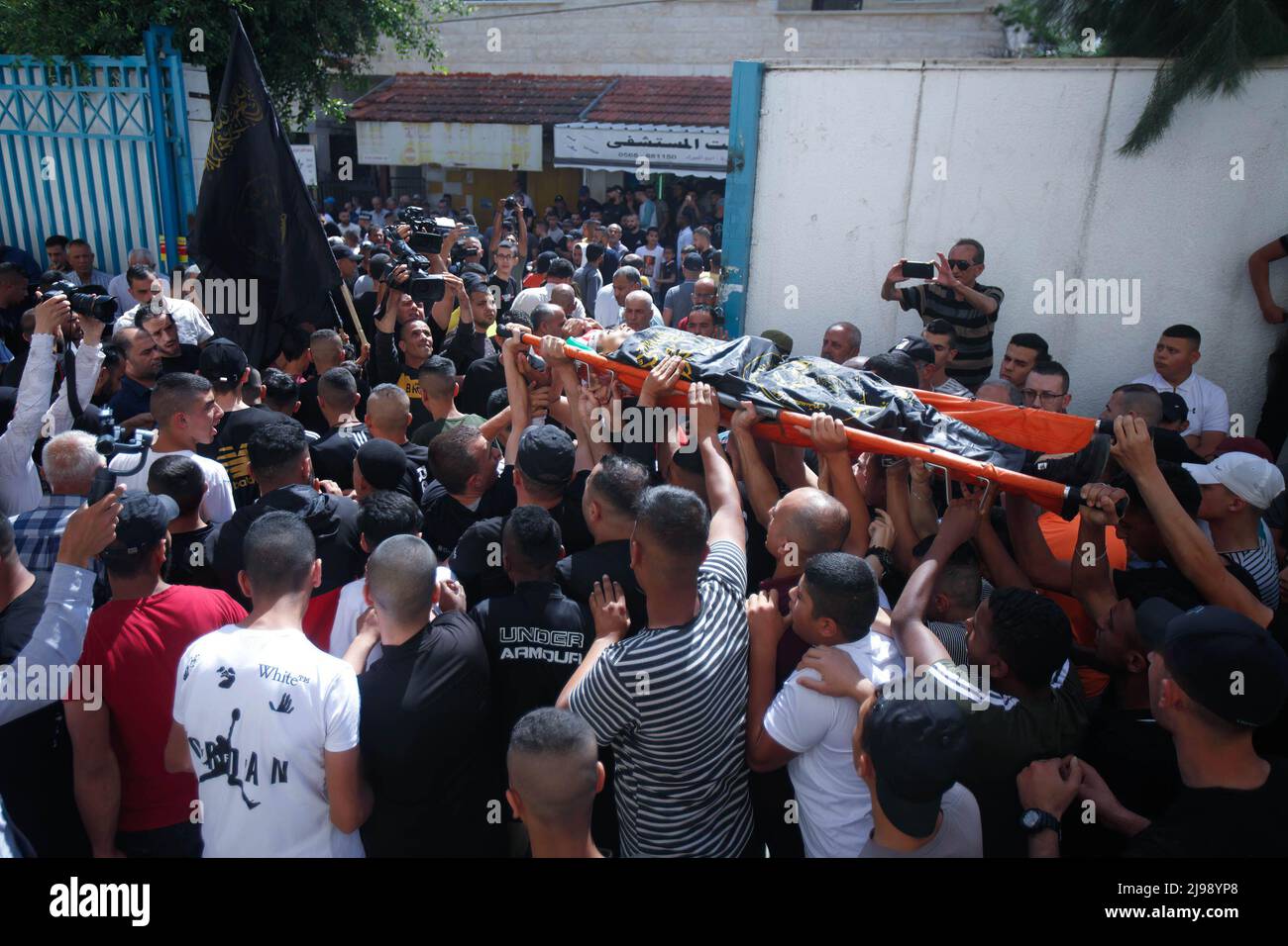 Jenin, Cisjordania, Palestina. 12th de mayo de 2022. (NOTA DEL EDITOR; imagen que representa la muerte).Los hombres de luto y pistoleros del movimiento de la Yihad Islámica llevan el cuerpo del palestino de 17 años, Amjad Al-Fayed, que fue muerto a tiros por el ejército israelí durante una redada en el campamento de refugiados de Jenin, cerca de la ciudad de Jenin, en la Ribera Occidental ocupada. (Imagen de crédito: © Nasser Ishtayeh/SOPA Images via ZUMA Press Wire) Foto de stock