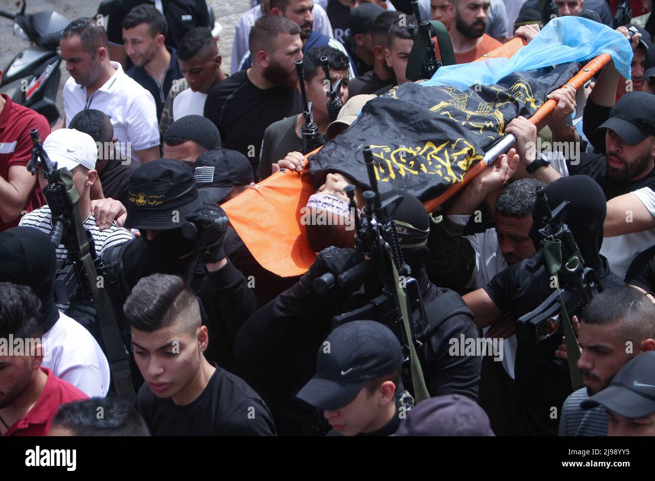 Jenin, Palestina. 12th de mayo de 2022. (NOTA DEL EDITOR; imagen que representa la muerte)Los mores y pistoleros del movimiento de la Yihad Islámica llevan el cuerpo del palestino de 17 años, Amjad Al-Fayed, que fue muerto a tiros por el ejército israelí durante una redada en el campamento de refugiados de Jenin cerca de la ciudad de Jenin, en la Ribera Occidental ocupada. (Foto de Nasser Ishtayeh/SOPA Images/Sipa USA) Crédito: SIPA USA/Alamy Live News Foto de stock