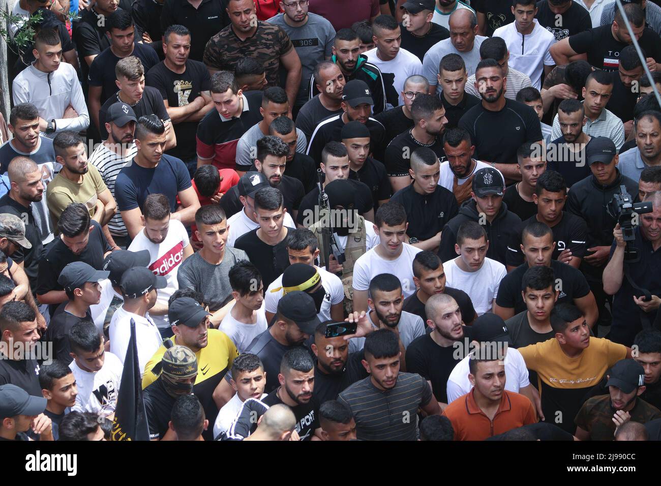 Jenin, Cisjordania, Palestina. 12th de mayo de 2022. Los loro y los pistoleros del movimiento de la Yihad Islámica gritaron en el funeral del palestino de 17 años Amjad Al-Fayed, que fue muerto a tiros por el ejército israelí durante una redada en el campamento de refugiados de Jenin, cerca de la ciudad de Jenin, en la Ribera Occidental ocupada. (Imagen de crédito: © Nasser Ishtayeh/SOPA Images via ZUMA Press Wire) Foto de stock