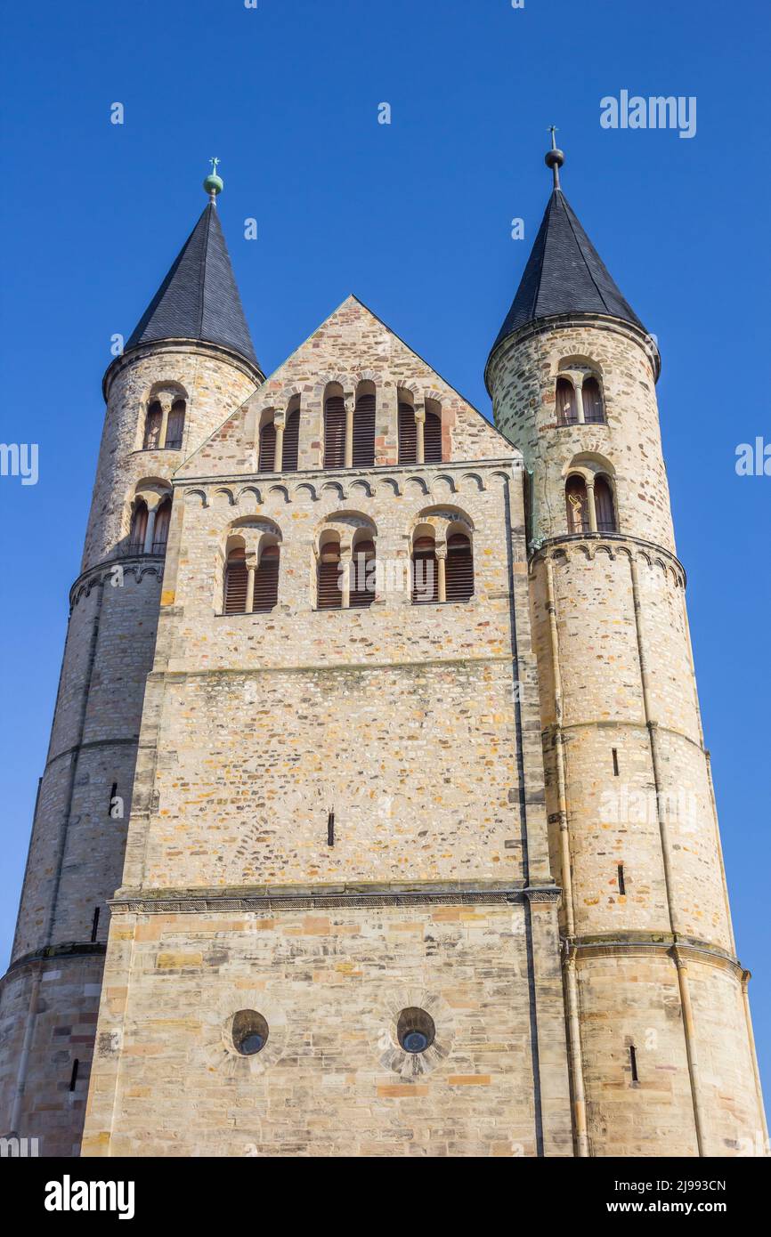 Torres de la iglesia del monasterio de Magdeburg, Alemania Foto de stock