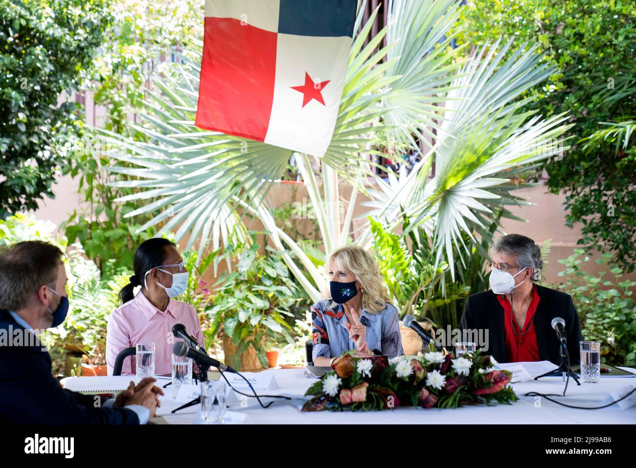 La primera dama estadounidense Jill Biden habla con un grupo en Casa Hogar El Buen Samaritano (El Hogar Buen Samaritano), un refugio que alberga a personas que viven con el VIH/SIDA y ayudan con su cuidado, en la Ciudad de Panamá, Panamá, 21 de mayo de 2022. Erin Schaff/Pool vía REUTERS Foto de stock
