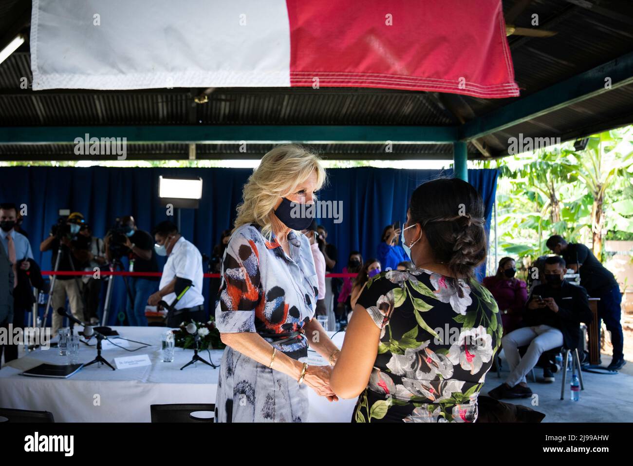 La primera dama estadounidense Jill Biden habla con una mujer en Casa Hogar El Buen Samaritano (El Hogar Buen Samaritano), un refugio que alberga a personas que viven con el VIH/SIDA y ayudan con su cuidado, en la Ciudad de Panamá, Panamá, 21 de mayo de 2022. Erin Schaff/Pool vía REUTERS Foto de stock