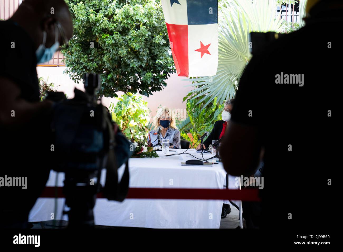 La primera dama estadounidense Jill Biden habla con un grupo en Casa Hogar El Buen Samaritano (El Hogar Buen Samaritano), un refugio que alberga a personas que viven con el VIH/SIDA y asiste con su cuidado, en la Ciudad de Panamá, Panamá, 21 de mayo de 2022. Erin Schaff/Pool vía REUTERS Foto de stock