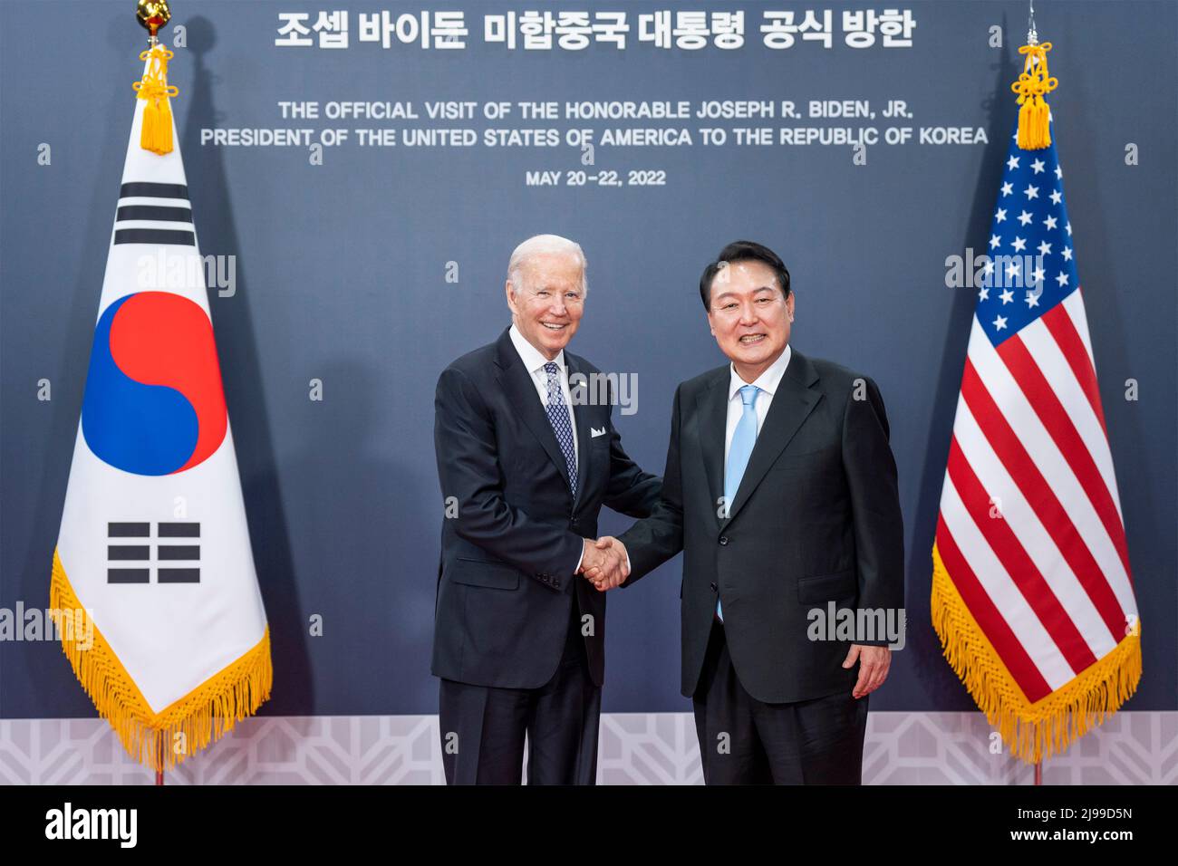 Seúl, Corea del Sur. 21st de mayo de 2022. Joe Biden, Presidente de los Estados Unidos, sacude las manos con el Presidente de Corea del Sur Yoon Suk-yeol durante el inicio de su reunión cumbre, el 21 de mayo de 2022 en Seúl, Corea del Sur. Crédito: Adam Schultz/Casa Blanca Foto/Alamy Live News Foto de stock