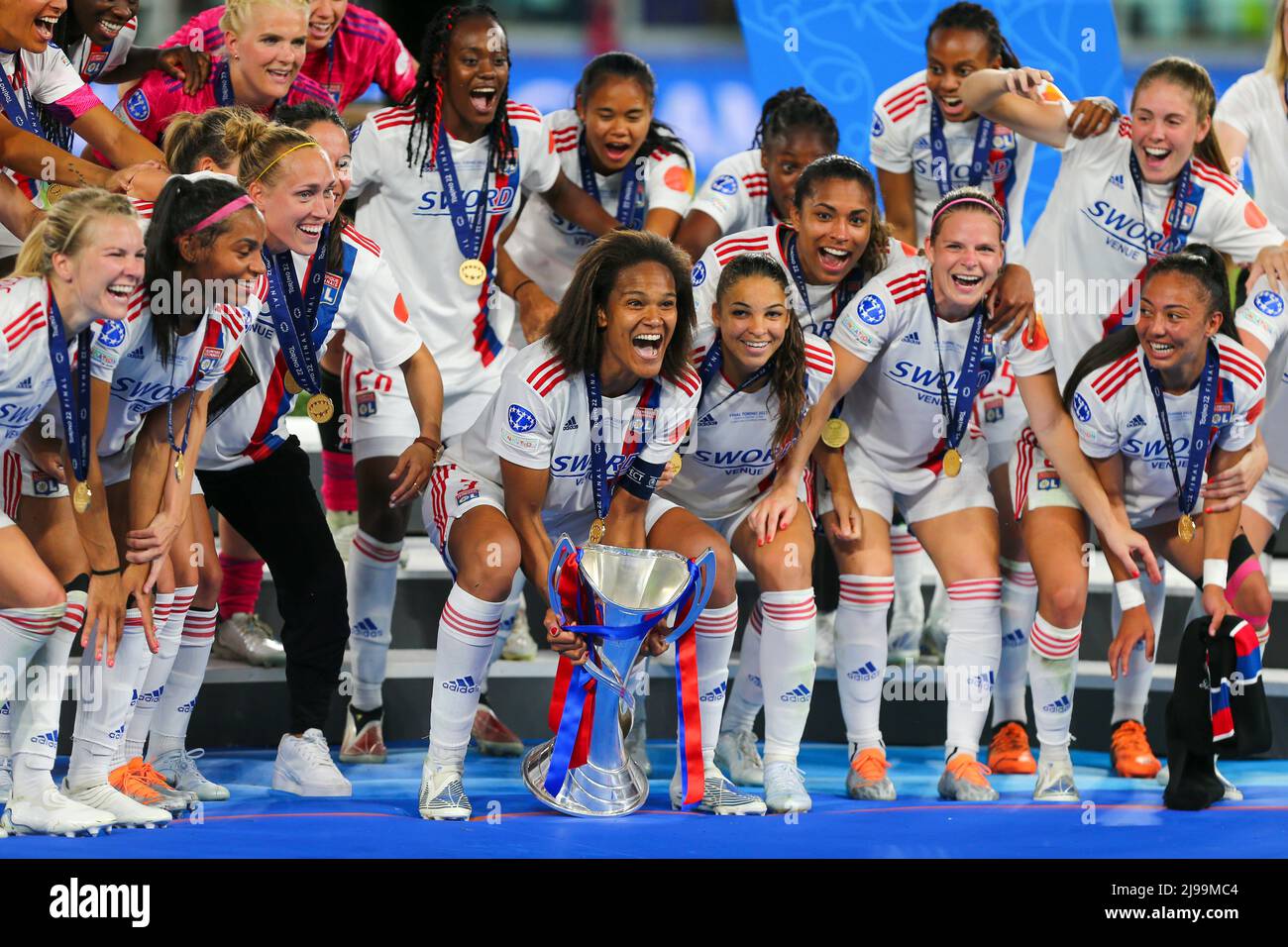 TurÍn Italia 21 De Mayo De 2022 Wendie Renard Del Olympique Lyonnais Feminin Levanta El 1336