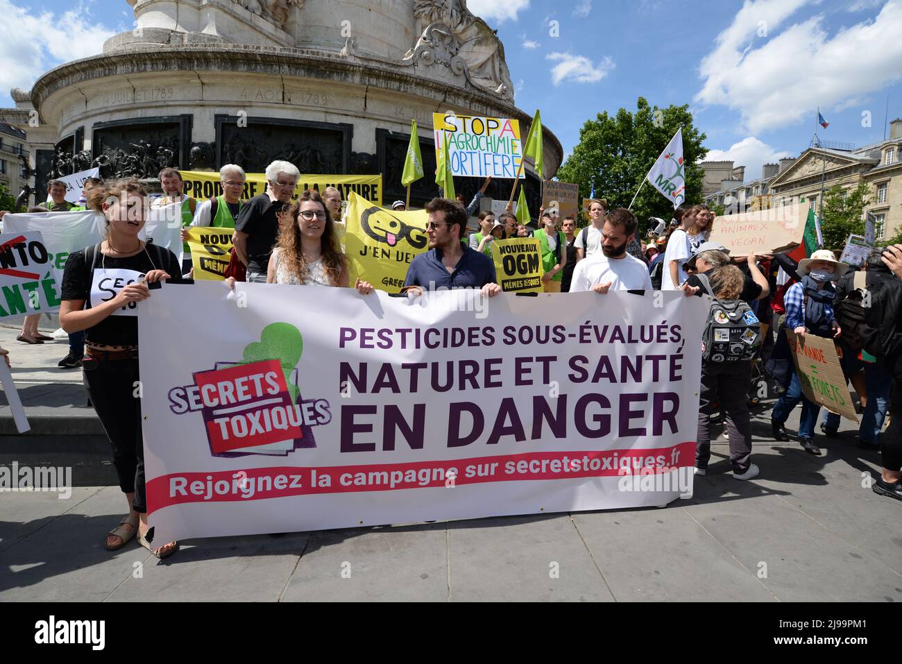 La marcha contra Monsanto tomó un giro muy politizado En 2022 en París, estuvieron presentes los representantes de EELV y LFI Melenchon Rousseau, Bayou Foto de stock
