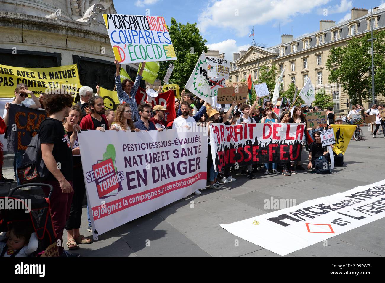 La marcha contra Monsanto tomó un giro muy politizado En 2022 en París, estuvieron presentes los representantes de EELV y LFI Melenchon Rousseau, Bayou Foto de stock