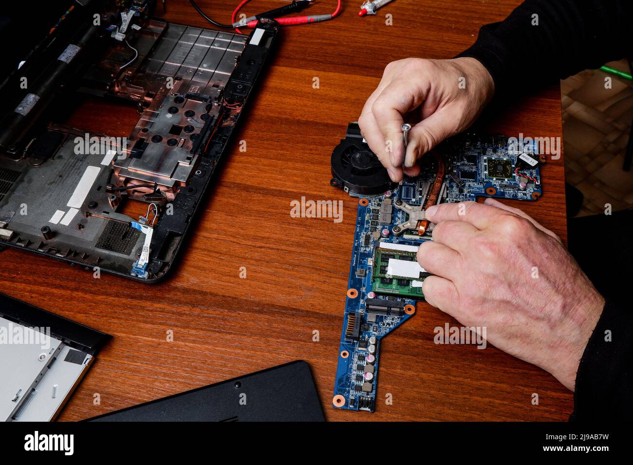 un reparador de computadoras desmonta, repara y hace mantenimiento