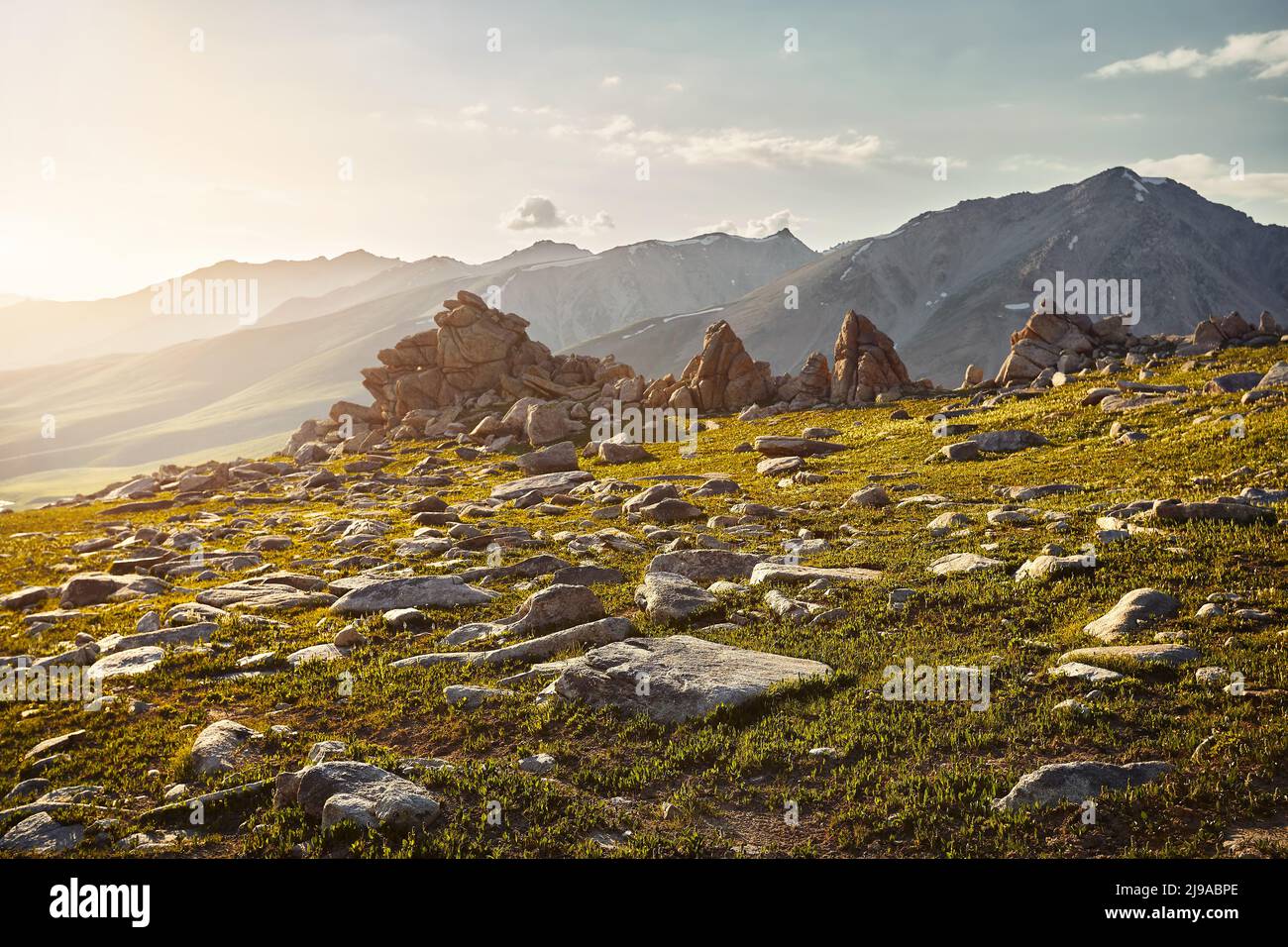 Hermoso paisaje de las montañas y gran roca al atardecer en Almaty, Kazajstán. Concepto de senderismo y al aire libre Foto de stock