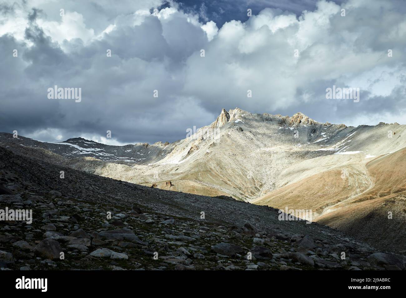 Hermoso paisaje de la gran montaña rocosa en azul nublado en Tien Shan, Kazajstán. Foto de stock